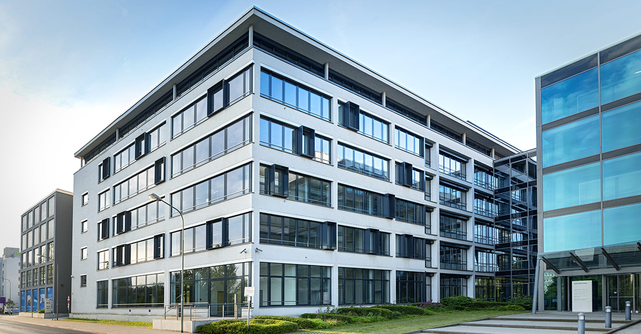 Moderne, helle Außenfassade des M2O Offenbach