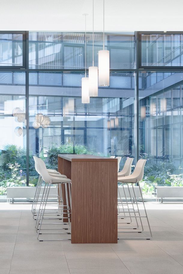 Tisch mit Sitzreihen im M2O Foyer