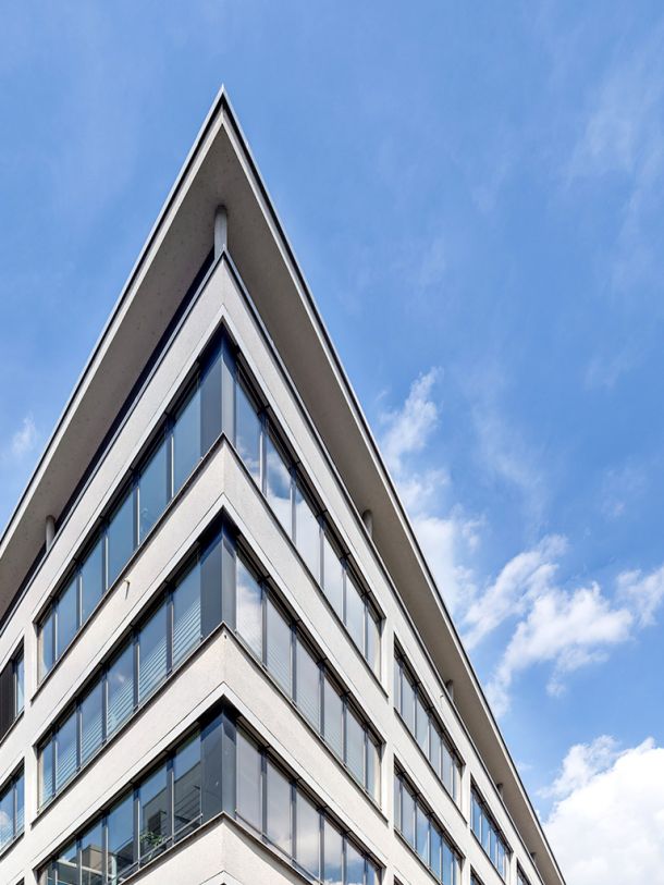 Große Fensterreihen im M2O