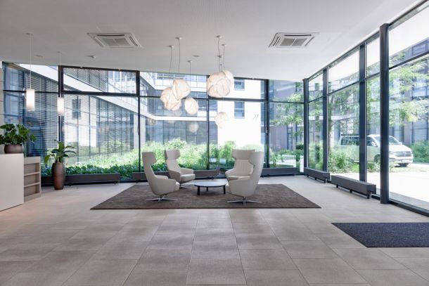 M2O Lounge: Sitzgruppe mit bequemen Sesseln