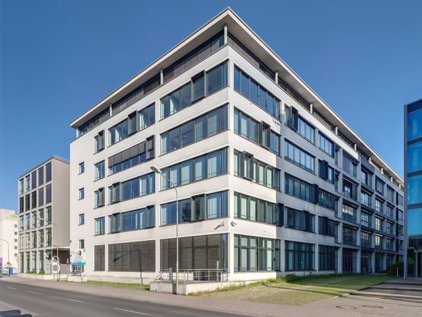 Der weiße Gebäudeteil