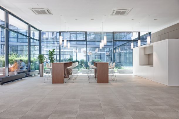 Großes Foyer mit Sitzguppe